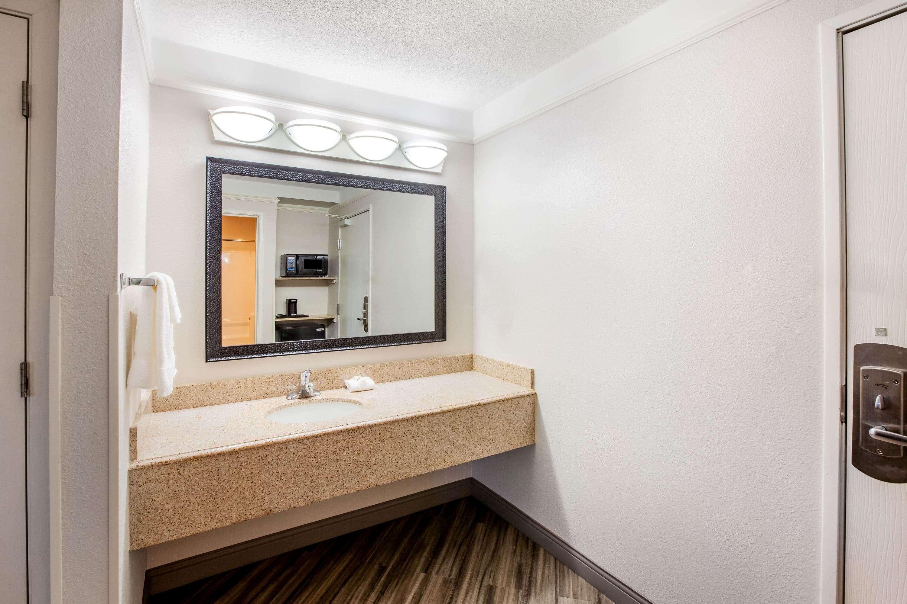 La Quinta By Wyndham Houston East Hotel